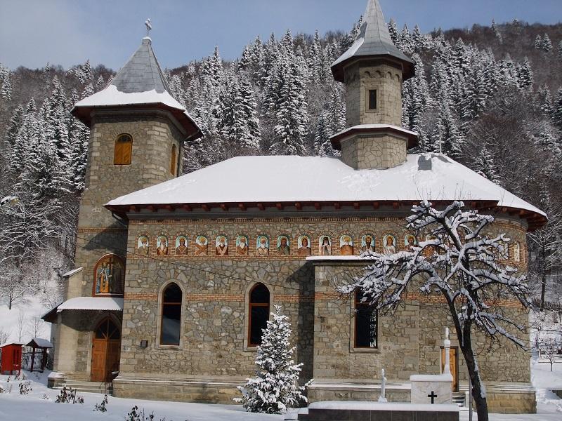 Biserica - vedere exterioară