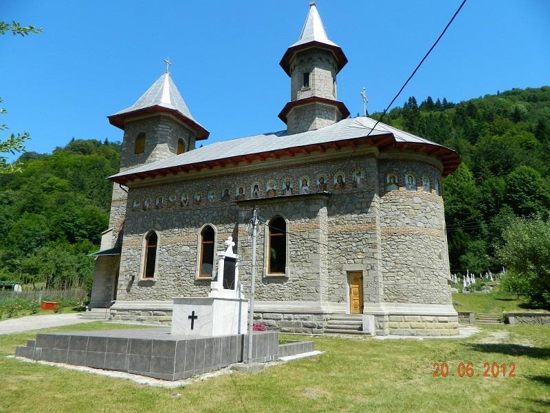 Biserica - vedere exterioară